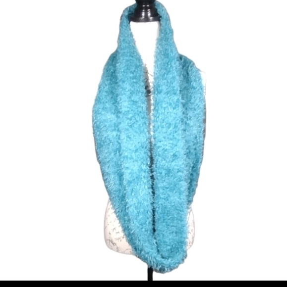 Infinity Faux Fur Scarf NWOT - Picture 2 of 2